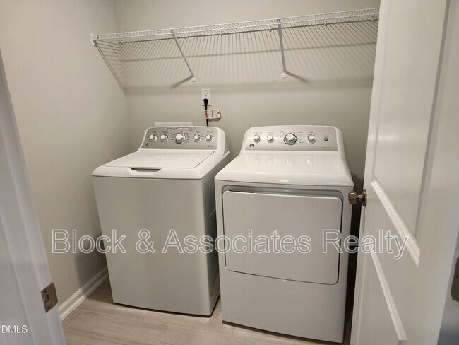 Building Photo - 328 Deercroft Dr