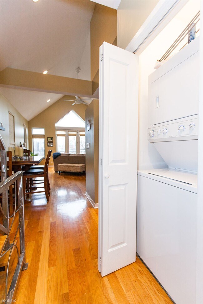 Foto del edificio - 2 br, 2 bath Condo - 928 N Wood St