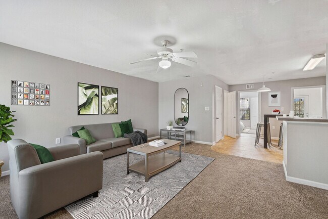 Apartamentos en alquiler en Tallahassee, Florida, 32304. Casa adosada Renegade. Sala de estar (2). - Townhomes at TSC