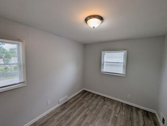 Foto del edificio - 6109 Evergreen Blvd