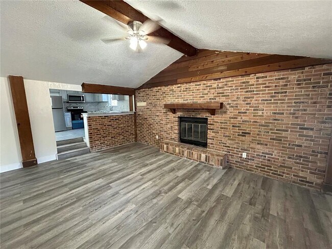 Foto del edificio - 18812 Carr Dr