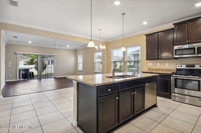 Foto del edificio - 10123 Bedford Lakes Ct