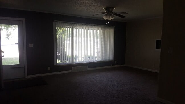 Building Photo - Three Bedroom One Bathroom House