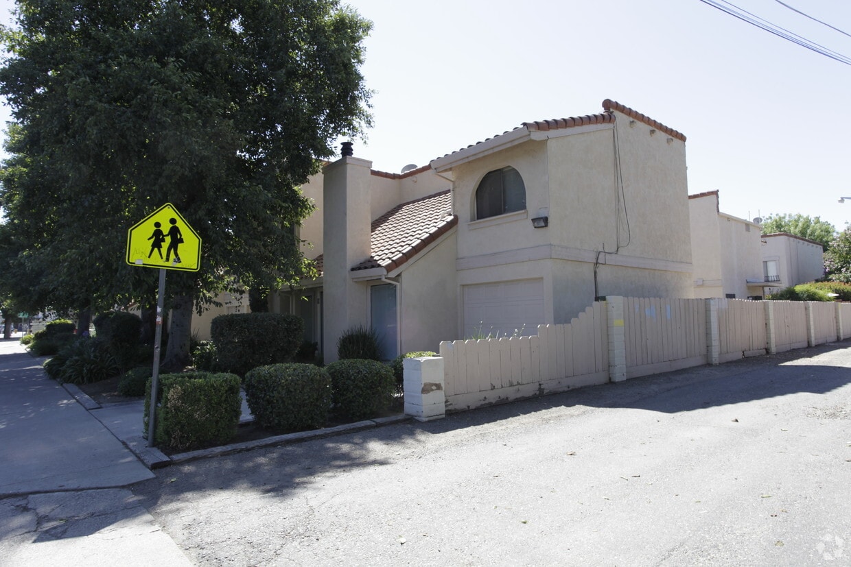 Building Photo - Las Casitas