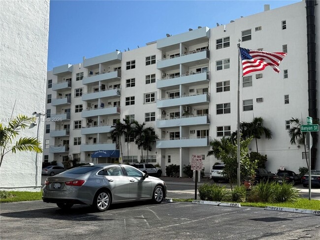 Building Photo - 2900 Banyan St