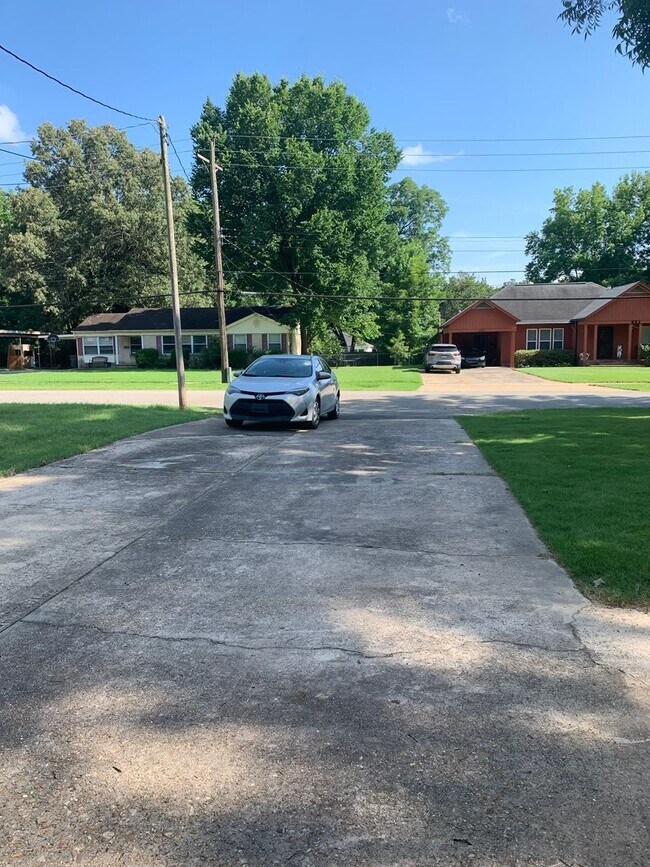 Building Photo - Your Next Home Awaits! 3 Bed/2 Bath Near J...