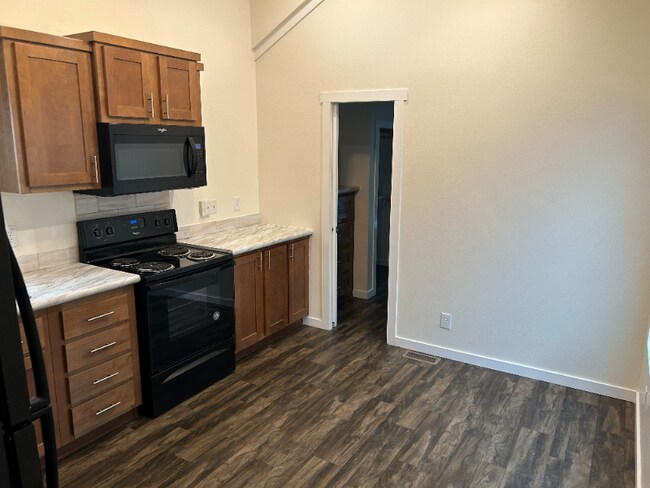 Foto del edificio - 5215 Crestway Rd