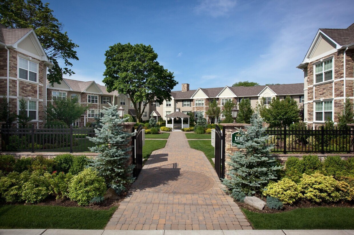 Primary Photo - 150 Secatogue Ave