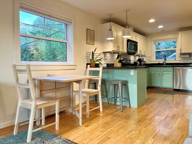 Building Photo - Light and Airy Townhome - Available April 10th