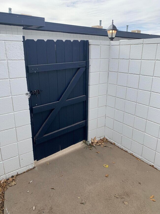 Building Photo - 1200 Ortiz Dr SE