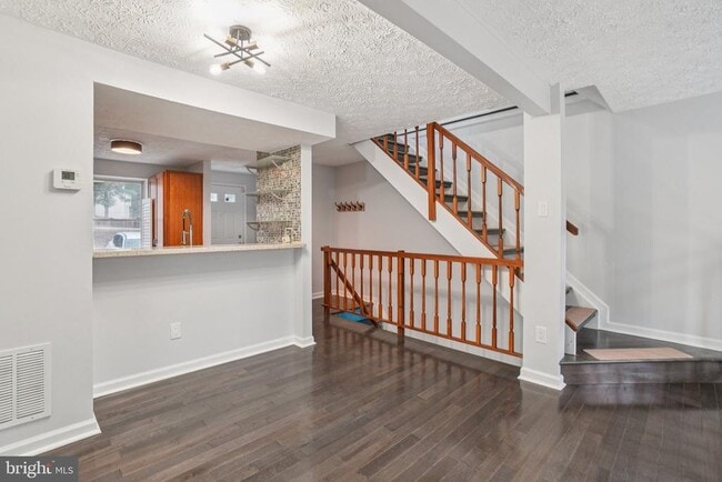 Building Photo - 8474 Sugar Creek Ln