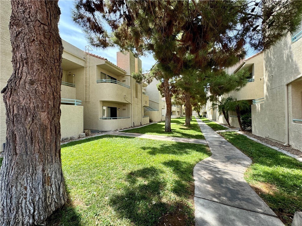 Foto del edificio - 970 N Sloan Ln