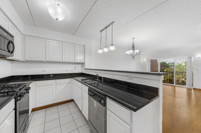 Foto del edificio - 6560 W Diversey Ave