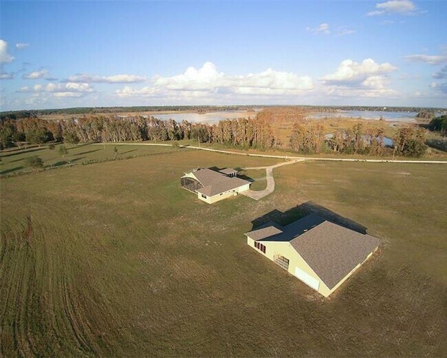 Foto del edificio - 20 Acres, 6 stall horse barn, Lakefront on...