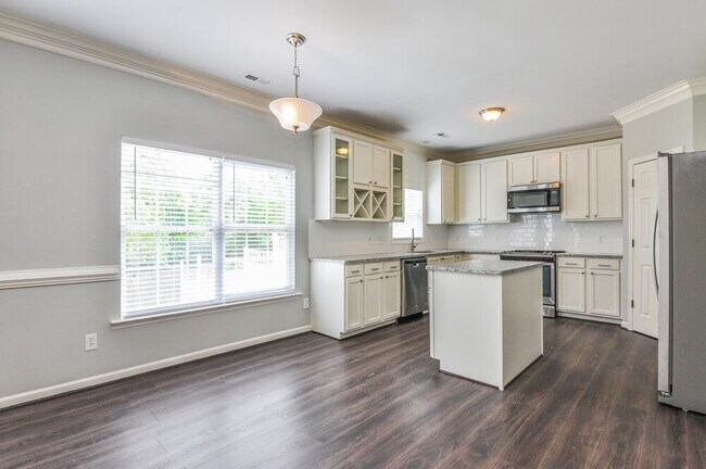 Building Photo - 401 Pyracantha Dr