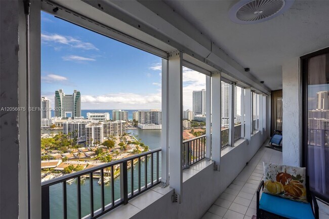 Foto del edificio - 300 Three Islands Boulevard