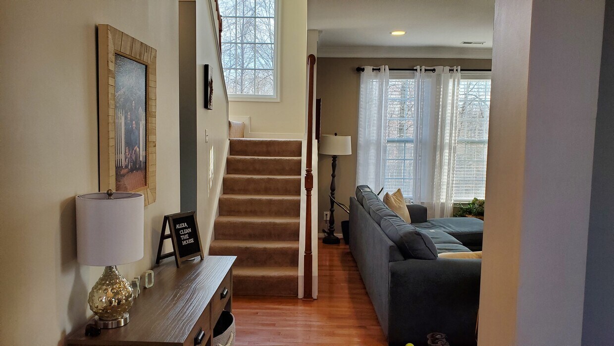 Primary Photo - 115 Yardarm Ct