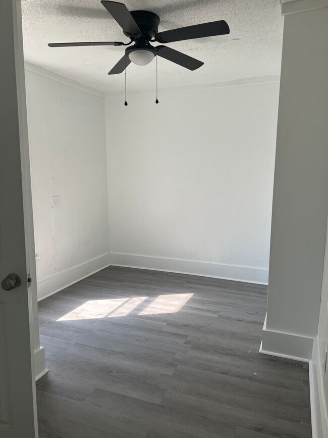 Foto del edificio - Remodeled 2 bedroom 1 bathroom home available now!