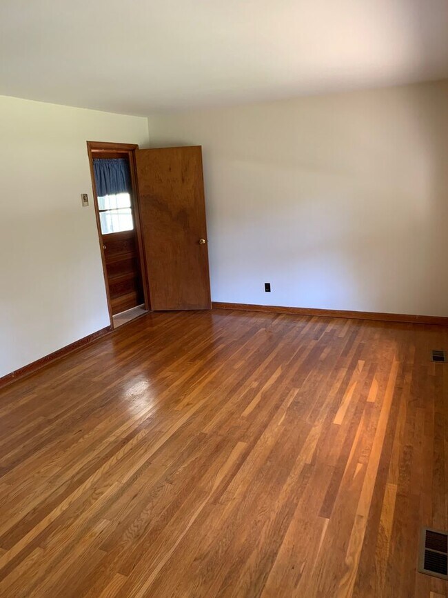 Building Photo - 3 Bedroom / 2 Bath  Piney Flats, TN