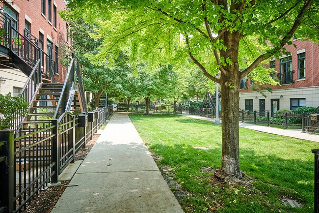 Building Photo - 944 W College Pkwy