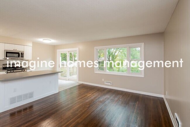 Building Photo - Pet-Friendly 4 Bedroom Home in Coon Rapids
