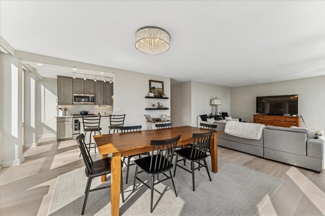 Building Photo - 111 E Chestnut St