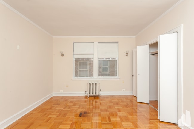 Building Photo - 1209 W Sherwin Ave