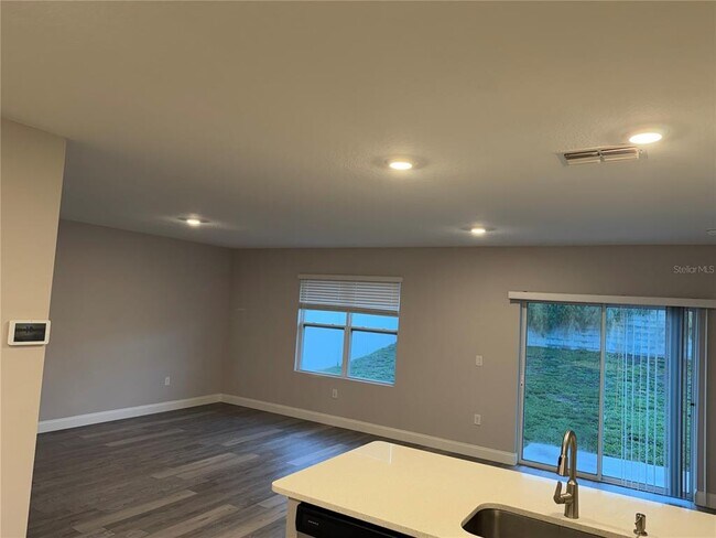 Foto del edificio - 253 Meadowbrook Blvd