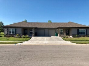 Building Photo - 509 SE Maple Dr