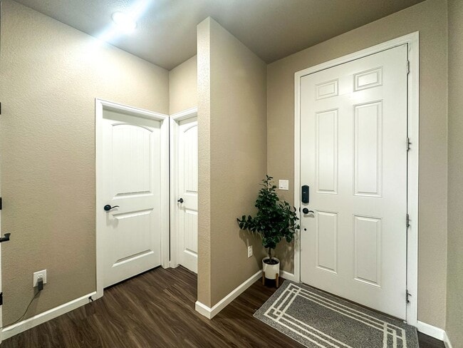 Building Photo - Grand 6bd 4ba Crystal Valley home with an in-law suite!!!