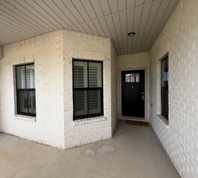 Building Photo - 408 Raleigh Elm Dr