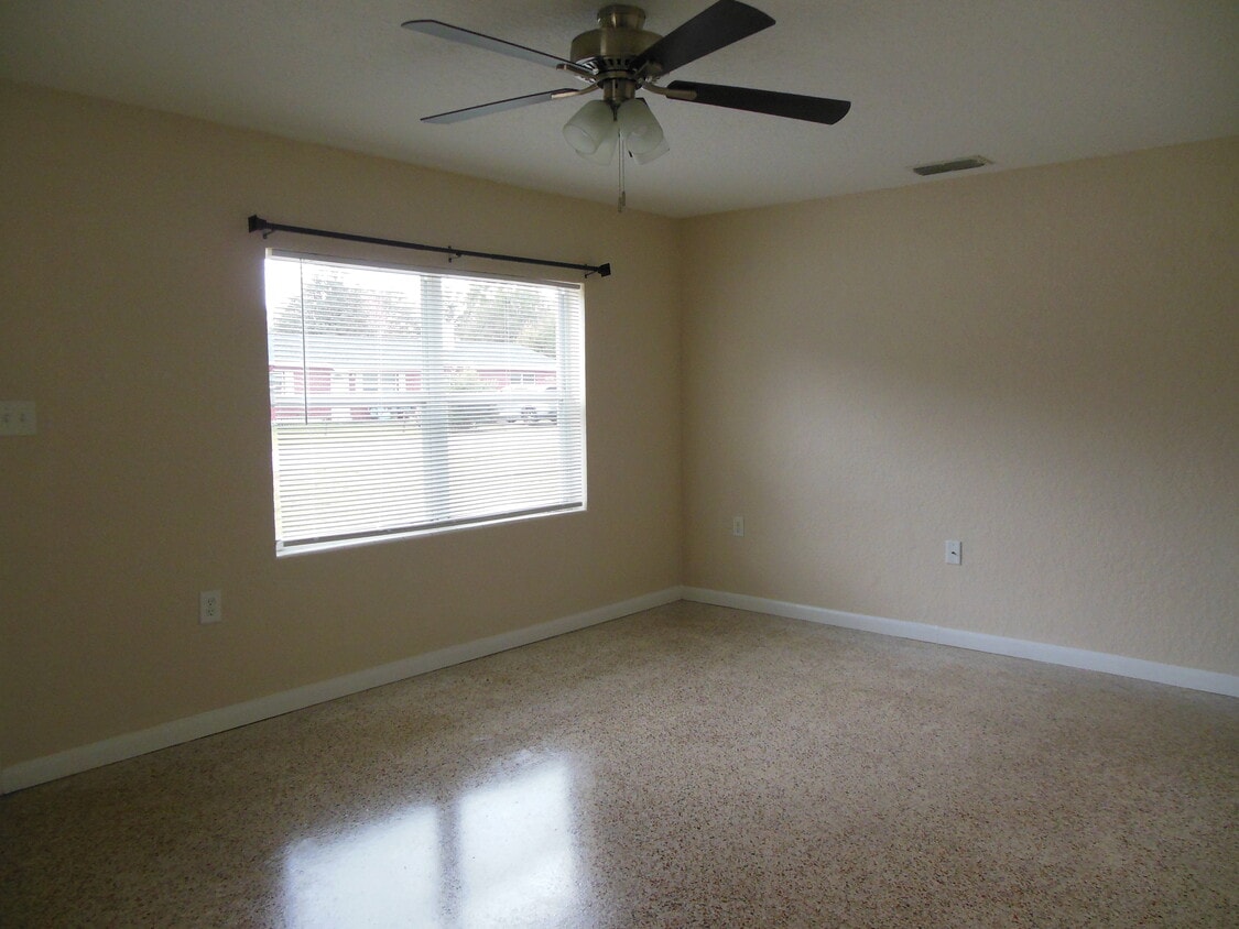 Building Photo - 1729 Pine Ave