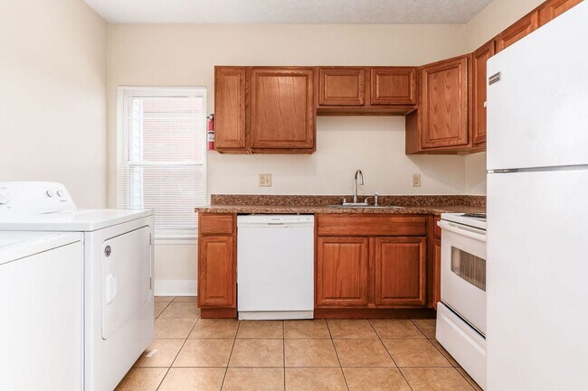 Building Photo - 1371 Summit St