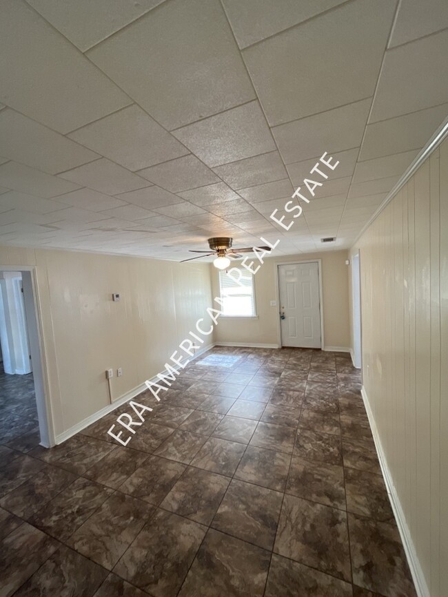 Building Photo - 1258 E Chestnut Ave