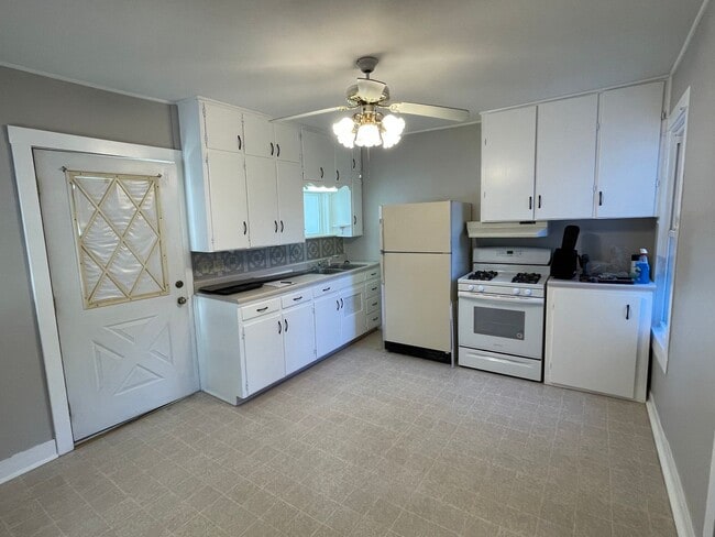 Building Photo - 2 bd 1 ba house for rent in Hudson, IA