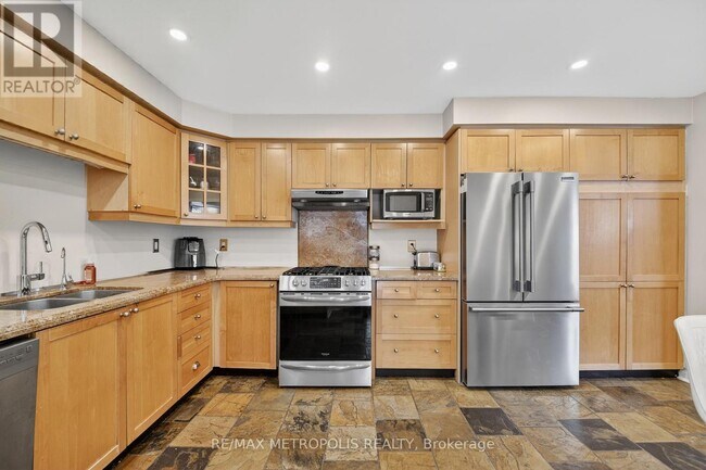 Building Photo - 1325 Ashwood Terr