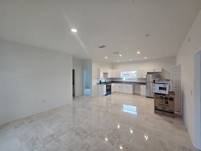 Foto del edificio - BRAND NEW CONSTRUCTION-3/2/1-MOVE IN READY