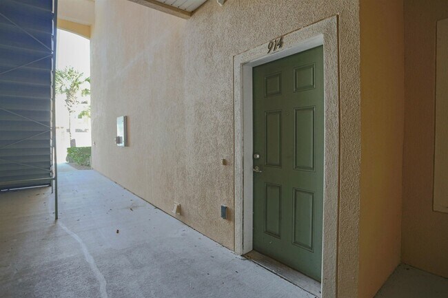 Foto del edificio - 914 Golden Lake Loop