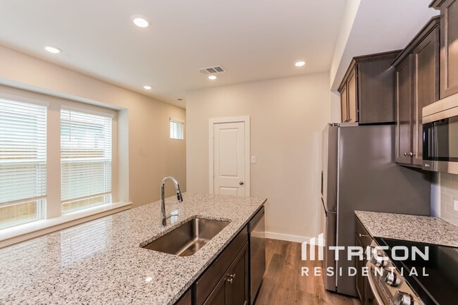 Building Photo - 8208 Howell Oak Dr