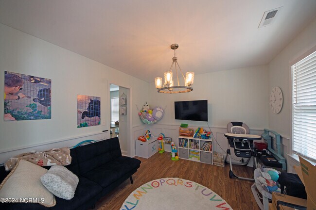 Foto del edificio - 308 Long Pond Dr