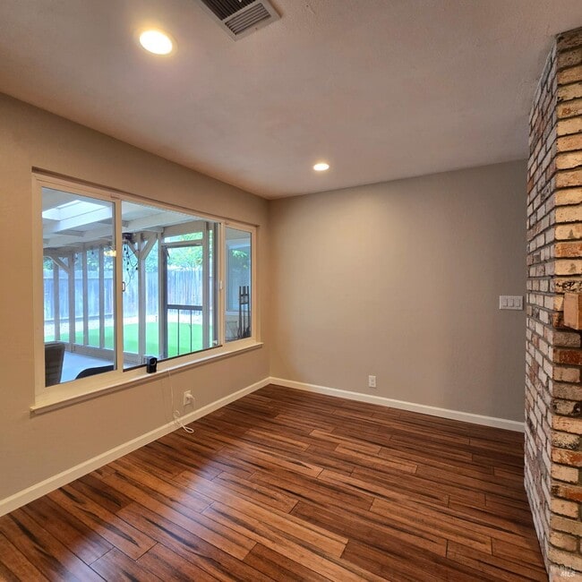 Foto del edificio - 464 Hartwick Ln