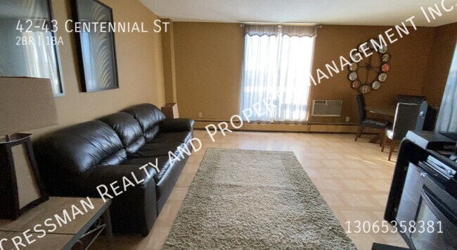 Building Photo - Top Floor 2 Bedroom Apartment Near University