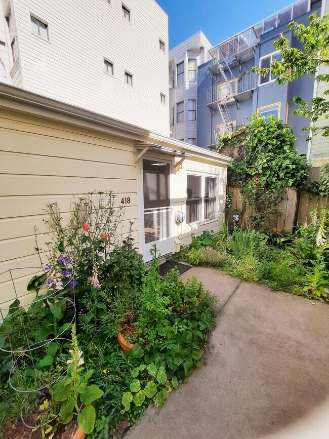 Building Photo - 418 Shrader St