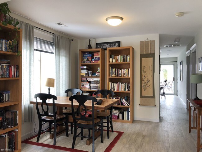 Building Photo - 3 br, 1 bath  - 57 Walnut St Apt #2