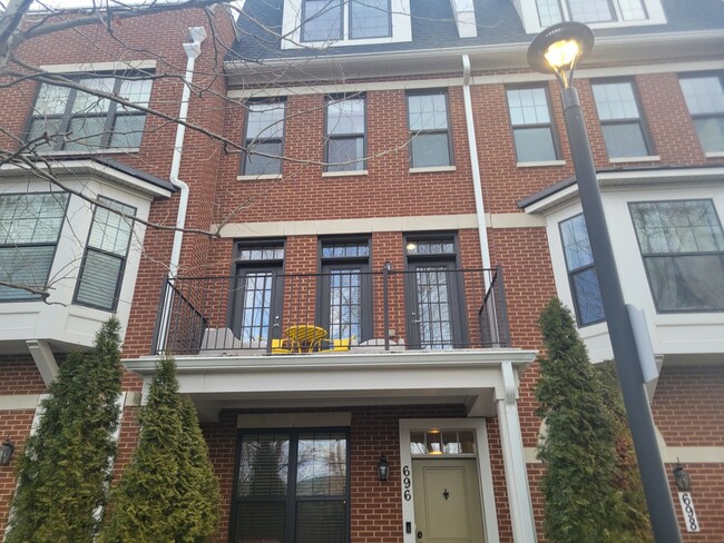 Building Photo - Stunning 3 BR/3.5 BA Townhome in Brookland!