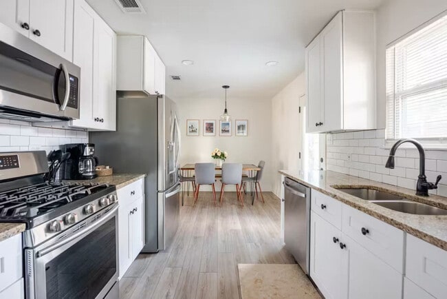 Building Photo - 601 W 4th St