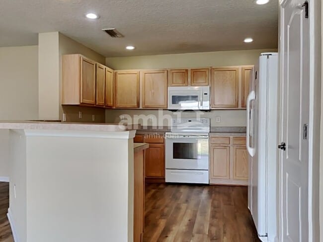 Foto del edificio - 11501 Brian Lakes Dr N