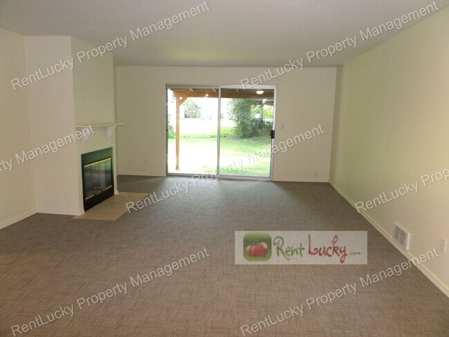 Foto del edificio - Super-Cute 2 Bedroom, 2 Bath Duplex in Unb...
