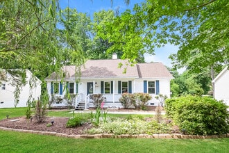 Building Photo - 737 E Maple Ln