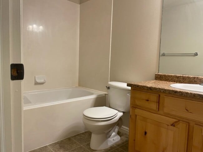 Building Photo - Beautiful 3-Bedroom Condo in Pleasant Grove